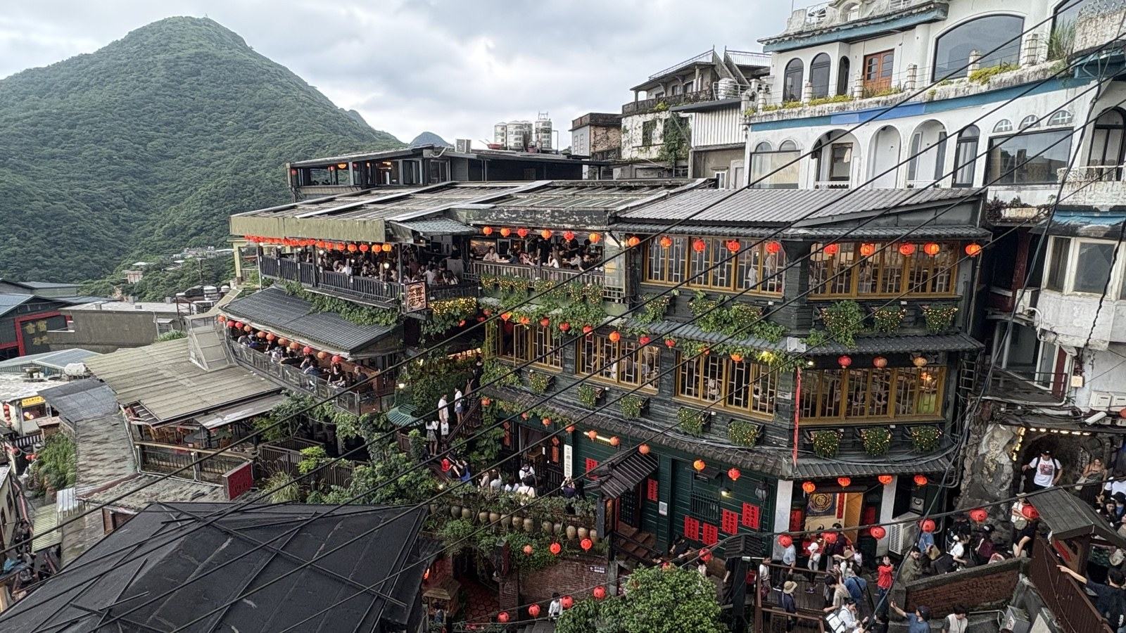 九份の街並み。山あいに広がる茶楼と赤い提灯