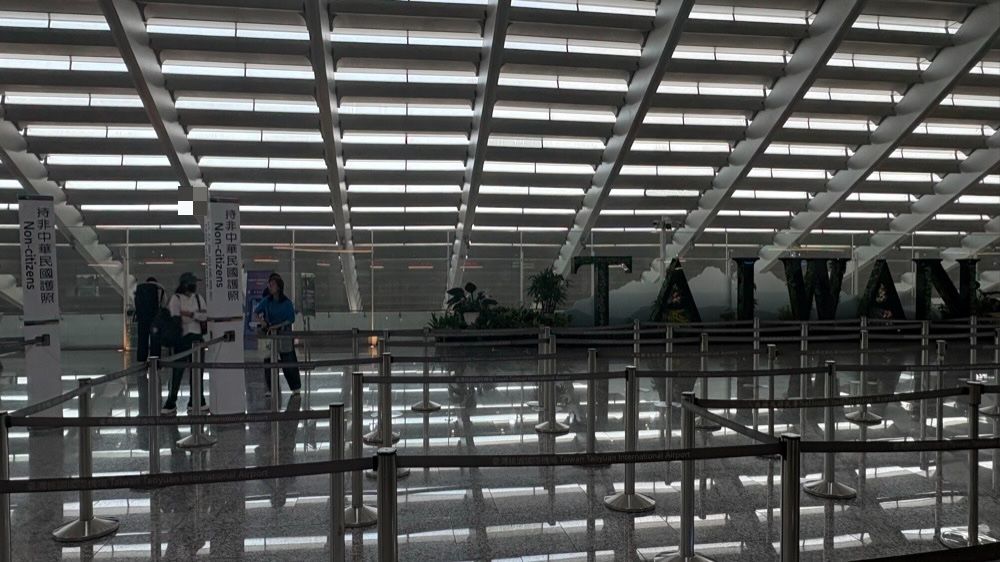 桃園空港の入国審査エリア。壁に大きくTAIWANの文字がある