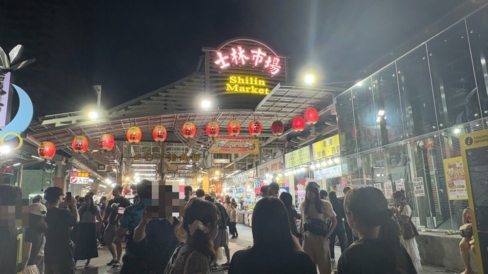 夜の士林市場の入口。赤い提灯とShilin Marketのネオンサイン