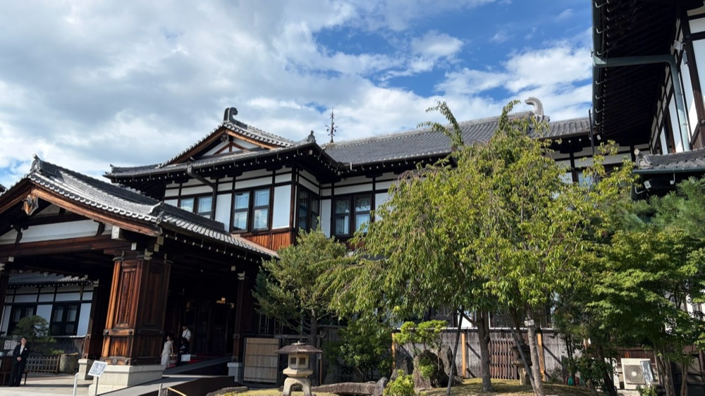 奈良ホテルの外観。木造の重厚な建物と庭