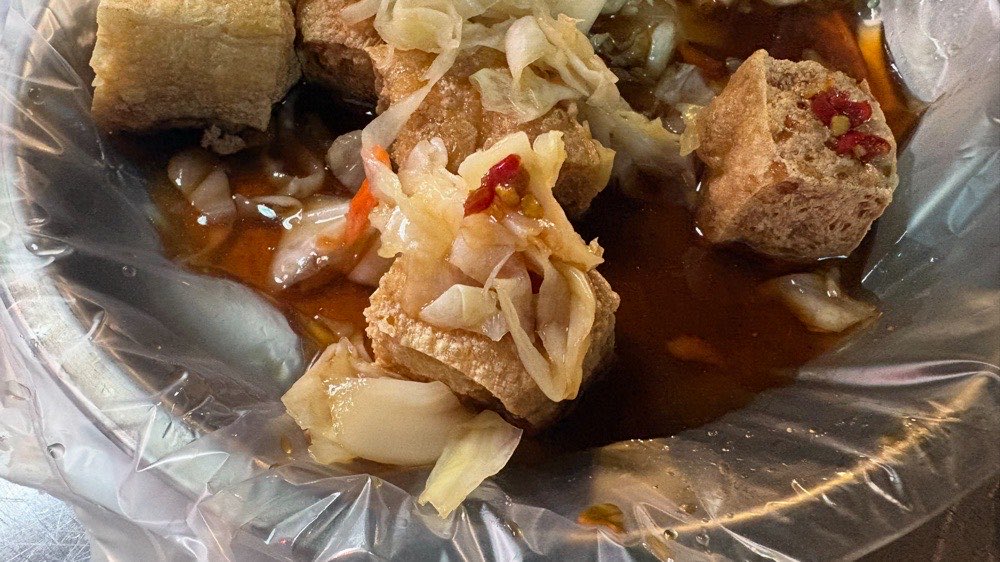 士林夜市の屋台で買った揚げ臭豆腐と漬物