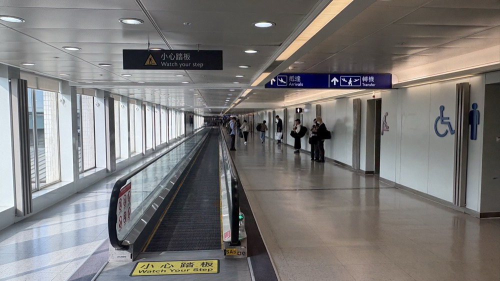桃園空港の通路。動く歩道が続いている