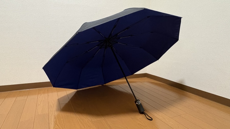 yanagiyaの折りたたみ傘。外は黒で内側がネイビー