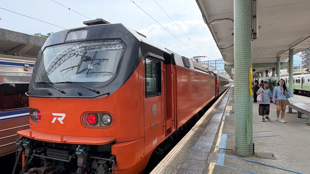 瑞芳駅に到着したオレンジ色の特急（自強号）