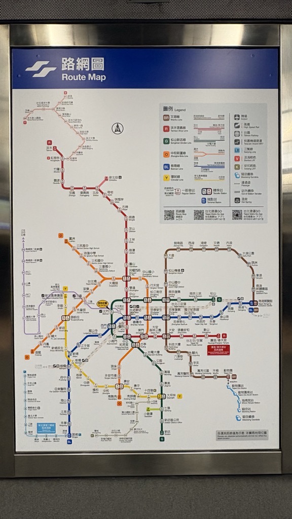 台北のMRT路線図。色分けされた路線が表示されている