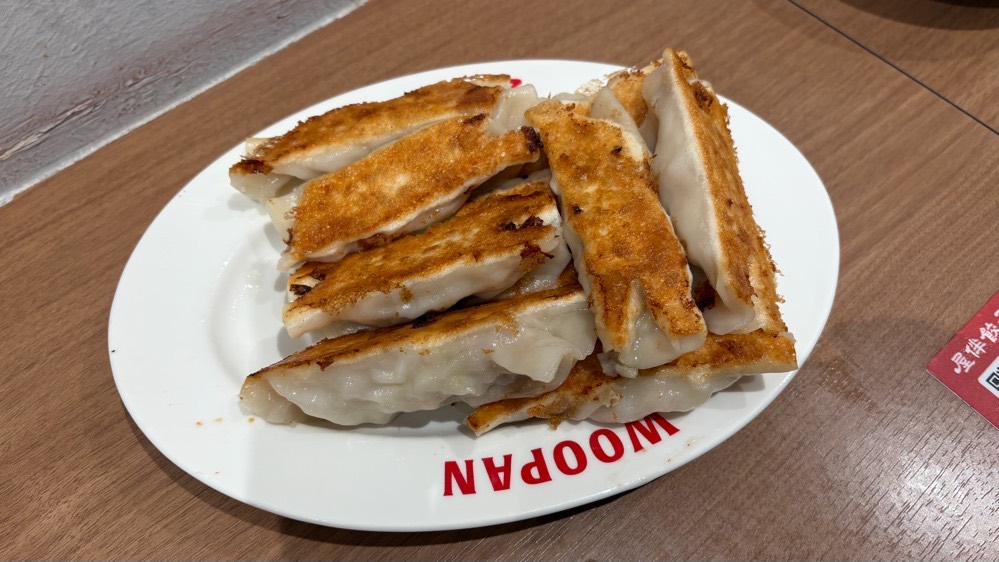 屋伴餃子(WOOPAN)の招牌鍋貼。焼き餃子が10個並んだ皿