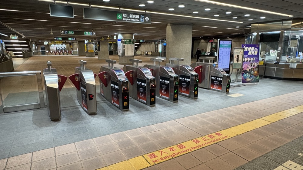 台北メトロ北門駅の改札。早朝で人がいない