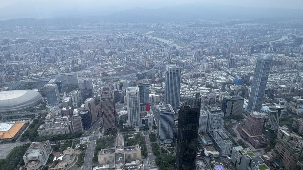 台北101の展望台から見た台北ドームとビル群