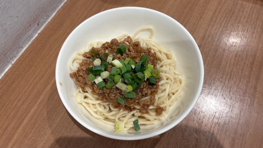 屋伴餃子の經典肉燥乾麵。肉そぼろとねぎがのった汁なし麺