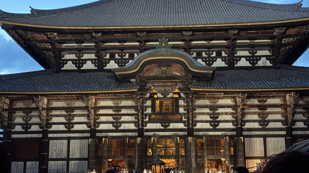 夜の東大寺 大仏殿。観相窓が開いている