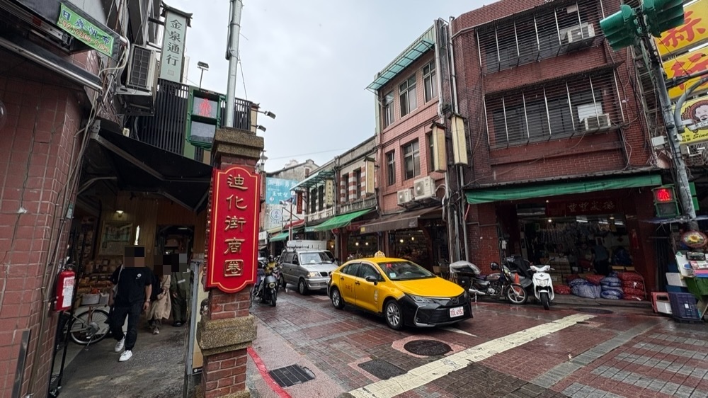 迪化街商圏の赤い看板と、雨に濡れた迪化街の街並み