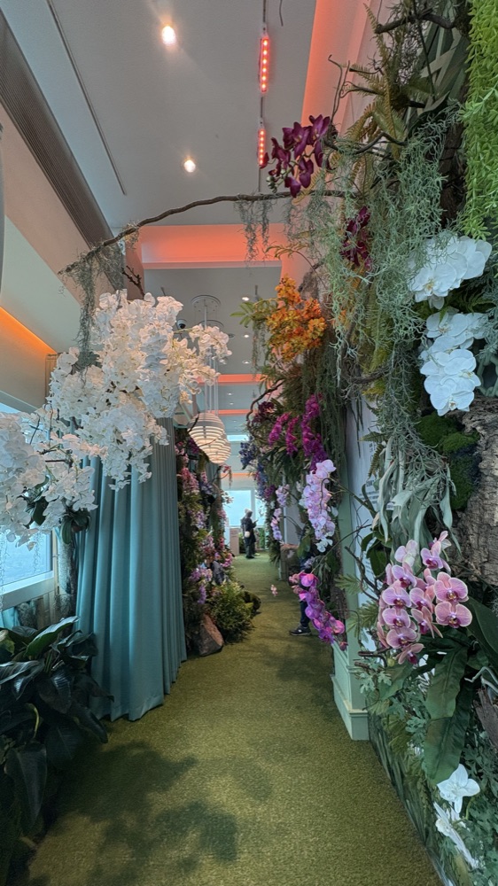 101Fの花で覆われた通路
