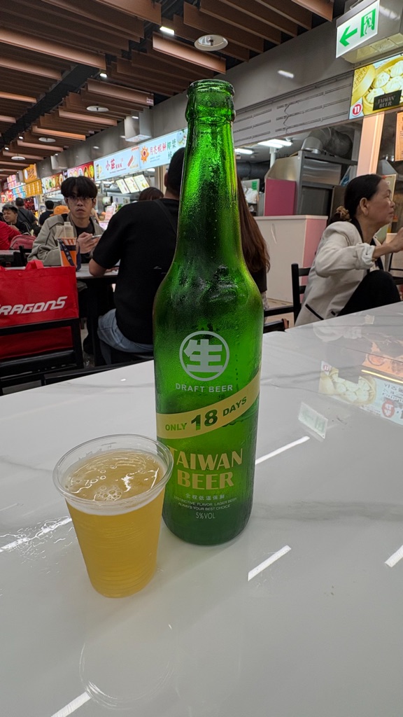士林夜市の店で頼んだ台湾ビールの瓶とプラスチックカップ