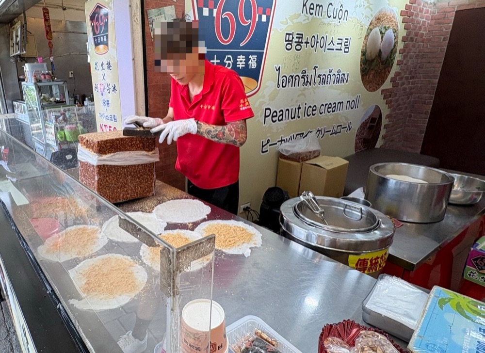 十分のピーナッツアイスのお店。ピーナッツ飴の塊を削っているところ