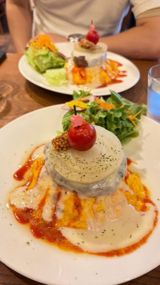 TEN.TEN.CAFEのとろけるオムライスとハンバーグ、ミニサラダ