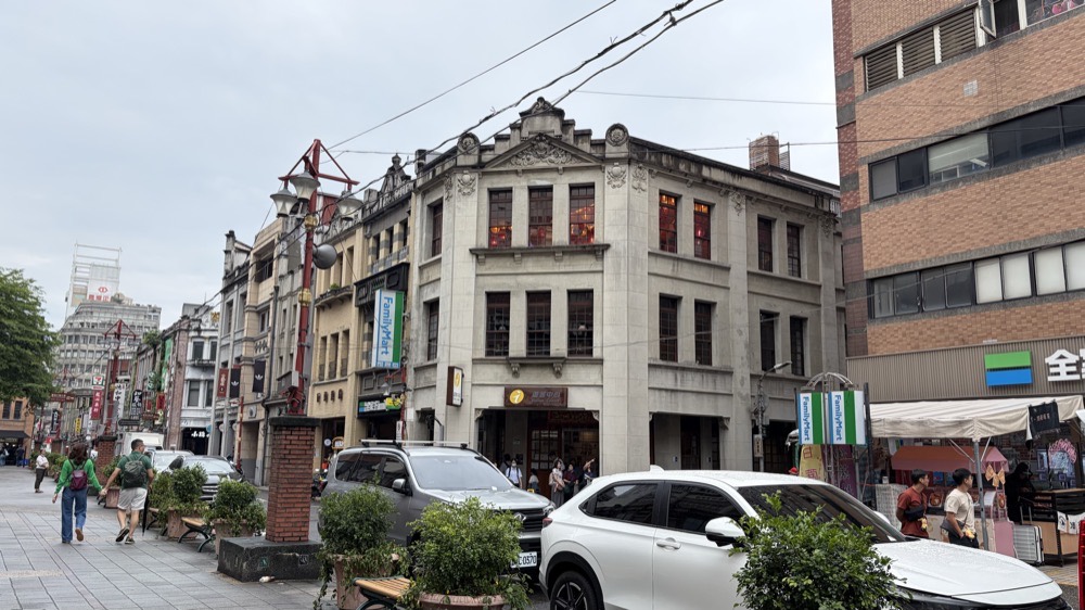 迪化街の街並み。古い3階建ての建物が通り沿いに並んでいる