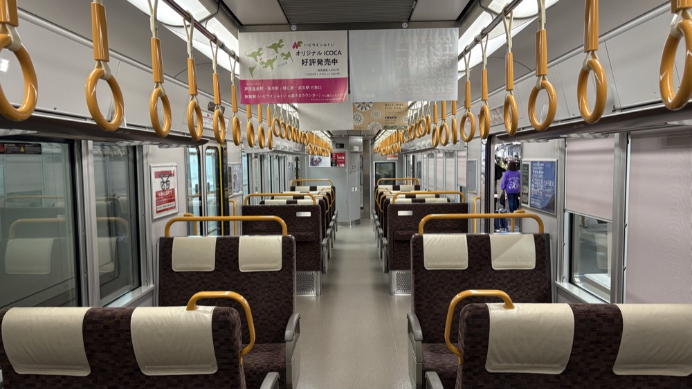 IRいしかわ鉄道の車内。向かい合わせの座席