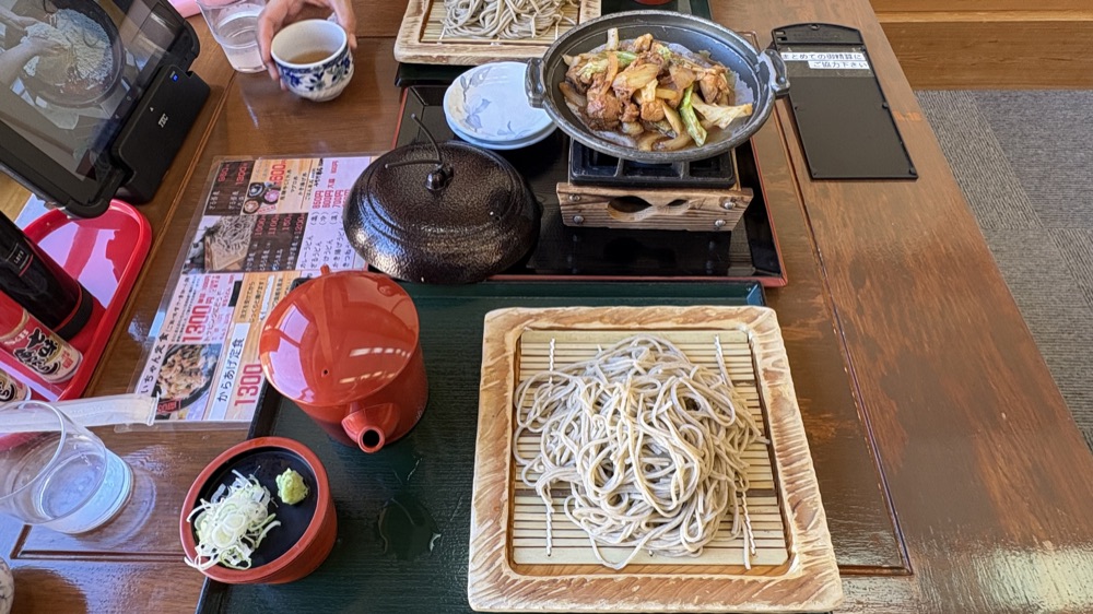 道の駅桜の郷荘川のお食事処おうかで食べた新蕎麦とけいちゃんの鉄鍋