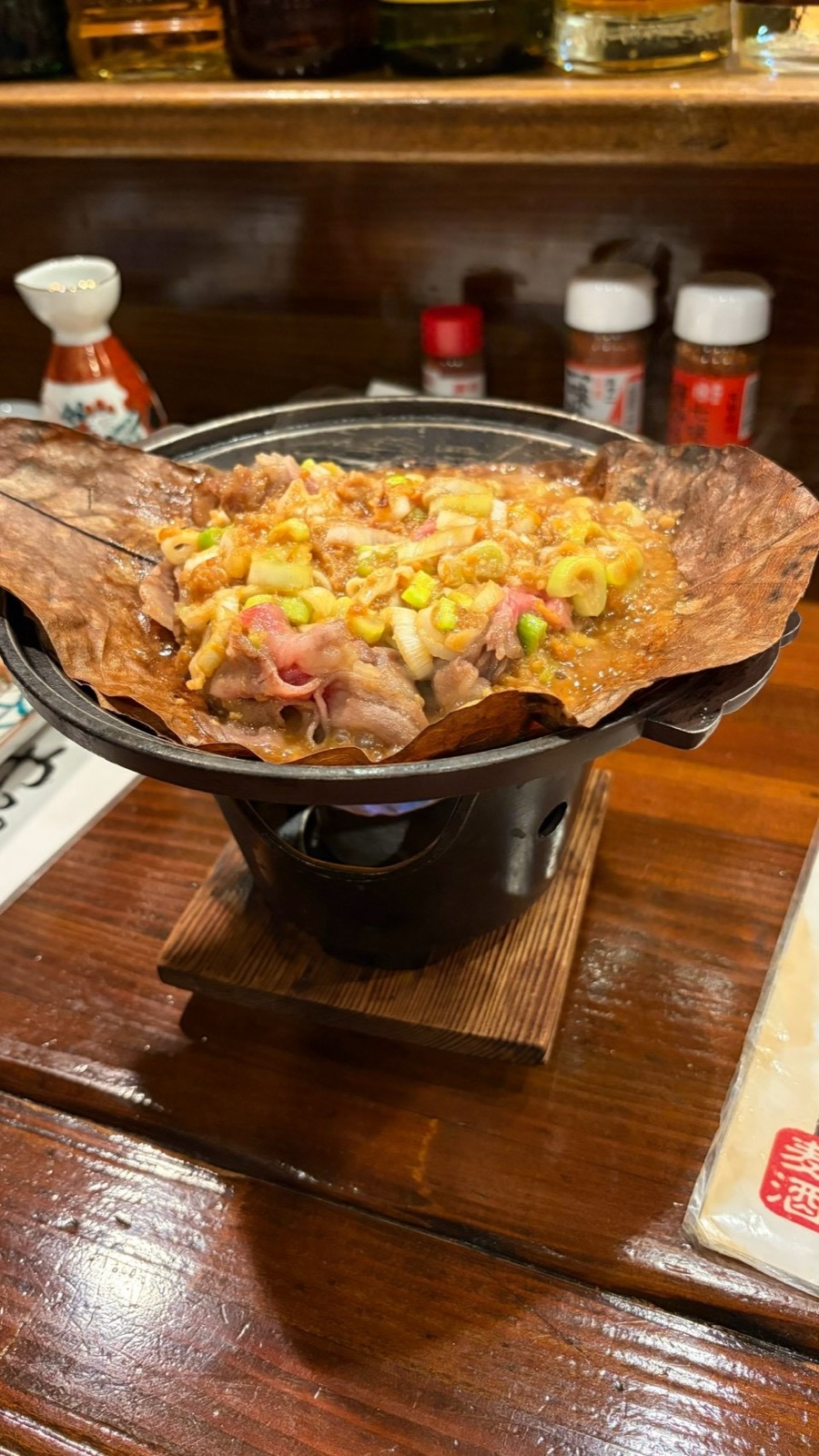 峡やのカウンターで食べた飛騨牛の朴葉味噌焼き。小さなコンロの上で朴葉がのっている